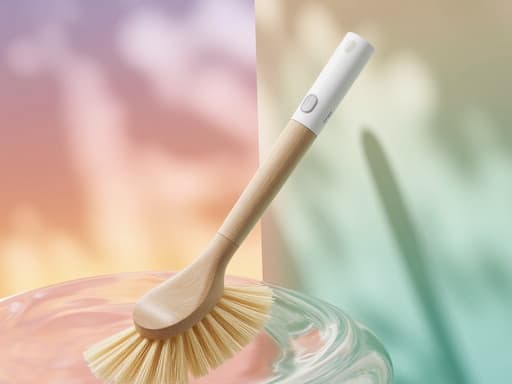 욕실 브러시, 청소 도구; 추상적 색채 배경; 활기차고 생동감 있는