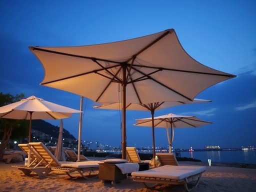 비치 파라솔, 아웃도어, 레저, 황혼의 도시 풍경, 가로등 불빛, 자연 그라데이션 하늘, 부드러운 그림자, 반사 표면