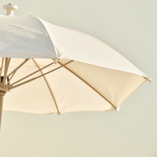 해변 우산, 야외 장비, 파스텔 그라데이션, 햇살, 부드러운 바람