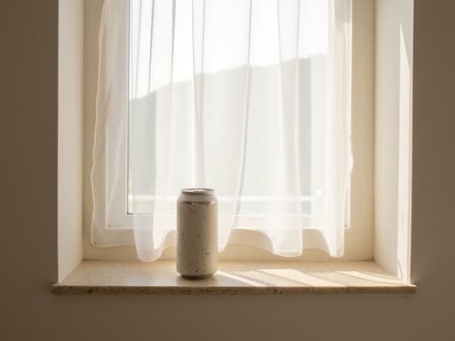 캔맥주, 테라조 창턱, 제주 스테이 욕실, 아늑하고 미니멀한, 아이폰 스타일, 풍부한 질감