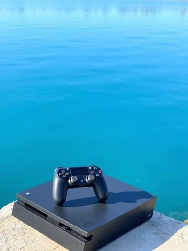 여름의 푸른 바다를 배경으로 중심에 놓인 게임 콘솔, 활기차고 생동감 넘치는.