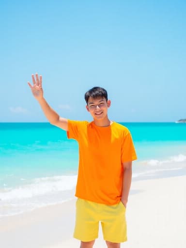 20대 후반 아시아계 남성이 밝은 운동복을 입고 해변의 푸른 바다와 하얀 모래사장을 배경으로 손을 흔들며 우아한 미소를 지어 따뜻하고 초대하는 분위기를 전달하는 이미지입니다.