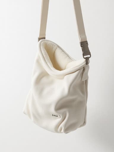 흰색 지갑, 액세서리, 패션, 가방, 깨끗하고 평화로운, 최소한의 흰색 스튜디오 배경.