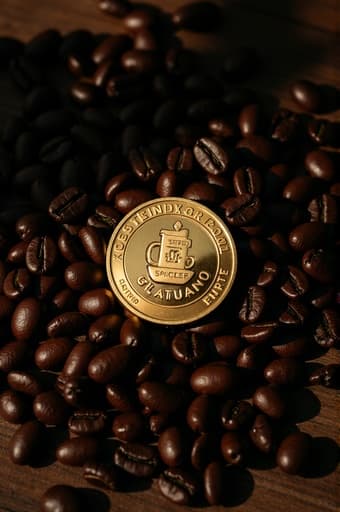 신선하게 로스팅된 아라비카 커피 빈들이 소박한 나무 테이블 위에 흩어져 있는 클로즈업 이미지로, 부드럽고 자연스러운 빛이 장면을 비추어 주며 커피 빈의 윤기가 나는 표면을 강조하고 있습니다. 배경은 흐릿한 창문이 있어 따뜻하고 아늑한 분위기를 만들어냅니다.