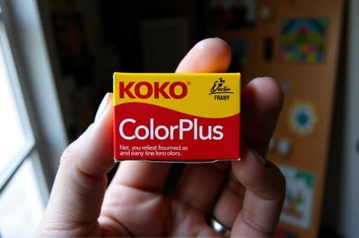 한 사람이 Koko Color Plus 상자를 들고 있으며, 생동감 넘치는 색상과 쉬운 도포를 보여줍니다. 배경은 밝고 현대적인 방으로, 미술 용품과 다채로운 예술 작품들로 가득 차 있어 즐겁고 창의적인 분위기를 만들어냅니다.
