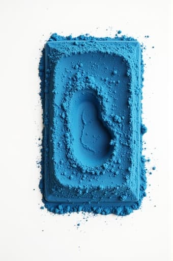 생기 넘치는 파란색 가루가 깔끔한 주방 조리대 위에 세련된 용기에 우아하게 진열되어 있습니다. 부드러운 자연광이 가루의 미세한 질감을 비추며, 신선함과 건강함을 전달하는 매력적인 장면을 만들어냅니다. 배경은 부드럽게 흐려져 제품에 초점을 맞추면서 현대적인 미학을 더합니다.