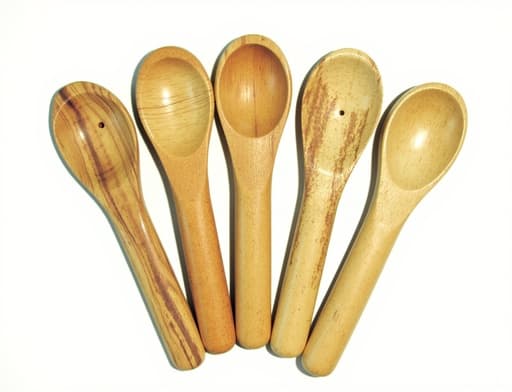 아늑한 주방 조리대 위에 아름답게 배치된 나무 숟가락 세트가 따뜻한 자연광에 비춰지고 있습니다. 숟가락들은 독특한 나무 결을 자랑하며, 아늑한 주방 배경이 덧붙여져 요리 애호가들에게 완벽한 홈 느낌을 줍니다.