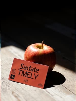 작고 생기 넘치는 오렌지색 사과가 러스틱한 나무 테이블 위에 놓여 있으며, 부드러운 자연광이 사과를 비추고 있습니다. 사과의 매끄러운 피부가 반짝이며 신선한 매력을 강조하고, 관람객이 손을 뻗어 즐기고 싶도록 초대합니다.