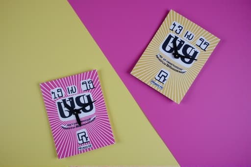 스타일리시한 장식용 벽시계가 생동감 넘치는 핑크와 노란색 그라데이션 배경 위에 돋보입니다. 이 시계는 현대적인 미니멀리스트 디자인과 굵은 숫자가 특징이며, 쉽게 읽을 수 있습니다. 쾌활한 색상과 부드러운 질감이 에너지 넘치는 분위기를 만들어내어 어떤 방에도 밝음을 더해줍니다.