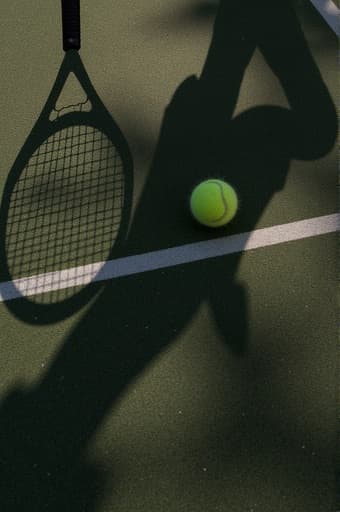 이미지는 테니스 선수가 공을 치기 위해 스윙하는 순간의 그림자가 나타납니다. 배경에는 활기찬 야외 테니스 코트가 펼쳐져 있으며, 햇빛이 그림자를 뚜렷하게 드리워 선수의 역동적인 움직임을 강조합니다. 이 장면은 에너지와 경쟁의 분위기를 발산하며 스포츠의 정신을 보여줍니다.
