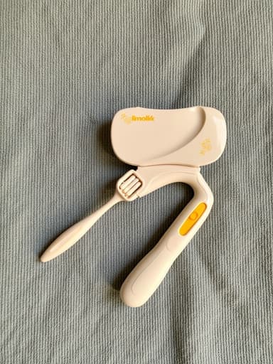 세련된 흰색과 노란색 칫솔이 하얀 욕실 조리대에 눈에 띄게 놓여 있습니다. 이 칫솔은 부드러운 브리슬과 미끄럼 방지 그립이 있는 세련되고 인체공학적인 디자인을 가지고 있습니다. 배경에는 흰색 타일과 현대적인 세면대가 있는 밝고 통풍이 잘 되는 욕실이 있어, 근처 창문을 통해 들어오는 자연광이 신선하고 초대하는 분위기를 더욱 고조시킵니다.