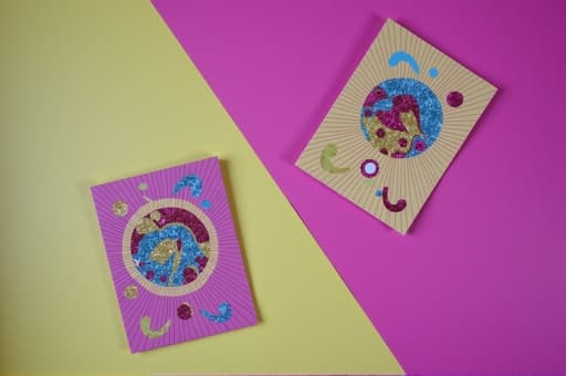 부드러운 핑크와 노란색 그라데이션 배경 앞에 전시된 생동감 넘치는 장식용 벽 아트 프린트. 추상적인 디자인은 즐거운 형태와 패턴으로 구성되어 있으며, 어떤 공간도 밝게 해줄 수 있는 현대적이고 기분 좋은 분위기를 만들어냅니다.