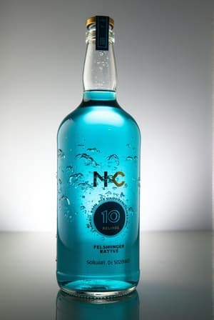 투명한 유리병에 생동감 넘치는 파란색 액체가 담겨 있으며, 미니멀한 흰색 배경 위에 우아하게 놓여 있습니다. 병은 세련된 라벨을 특징으로 하며, 부드러운 그림자가 깊이감을 주고, 유리 표면에 미세한 물방울이 신선함을 암시합니다.