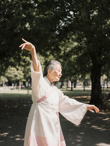 80대의 백인 여성이 전통 한국 의상을 입고 자연스럽게 팔을 움직이며 무관심한 표정으로 춤추고 있는 전신 사진. 그녀의 동작은 의상의 우아함을 잘 살리고 있으며, 조용한 공원의 나무 그늘 아래에서 촬영되어 그녀의 움직임과 의상에 어울리는 평화로운 분위기를 만들어냅니다.