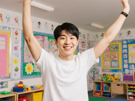 10대 후반의 아시아계 남성이 편안한 티셔츠와 운동 바지를 입고 자연스럽게 미소를 지으며 팔을 위로 뻗어 스트레칭하고 있습니다. 배경은 색색의 어린이 그림과 장난감이 있는 유치원 내부로, 장난기 넘치는 분위기를 만들어내어 생동감 있고 매력적인 장면을 연출합니다.