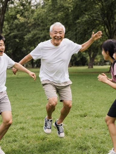 70대 친근한 아시아계 남성이 편안한 티셔츠와 반바지를 입고, 푸른 잔디와 나무로 둘러싸인 공원에서 가족과 대화하며 즐겁게 점프하는 모습의 전신 사진입니다.