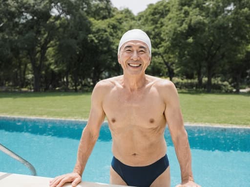 60대의 행복한 한국 남성이 수영장 가장자리에 서서 편안한 수영복과 수영 모자를 착용하고 있습니다. 자연스러운 자세와 미소가 어우러져 있으며, 푸른 나무와 잔디가 있는 평화로운 공원이 차분한 분위기를 더합니다.