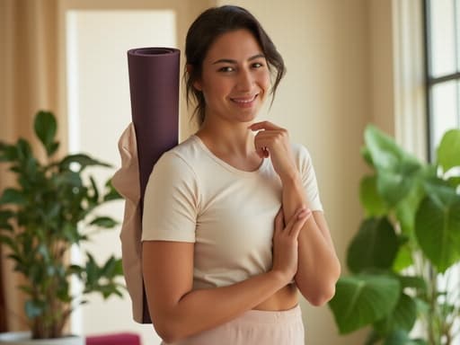 20대 초반의 중동계 여성이 자연스러운 미소를 지으며 편안한 요가복을 입고 아늑한 스파 환경에서 요가 매트를 펼치고 있습니다. 자연광과 식물로 가득 찬 공간에서 여유롭고 고급스러운 분위기를 발산하고 있습니다.