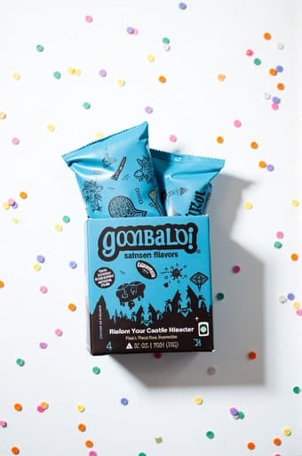 Wooden table with colorful confetti - 무료 다운로드 가능한 Party background