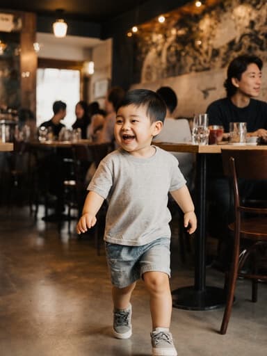 사랑스러운 외모를 지닌 3세 남성 동양인이 편안한 티셔츠와 반바지를 입고 음악을 들으며 즐겁게 걷고 있는 모습의 전신 사진입니다. 배경은 아늑한 카페 내부로, 다른 손님들이 음악을 감상하며 앉아 있는 모습이 보이며, 따뜻하고 행복한 분위기를 전달합니다.