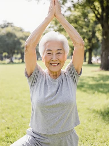 햇살이 비치는 공원에서 편안한 트레이닝복과 운동화를 입고 스트레칭하는 70대 한국인 여성의 반신 사진입니다. 그녀는 따뜻한 미소와 편안한 표정을 지으며, 손을 머리 위로 올리고 있습니다. 푸른 잔디와 나무들이 있는 배경은 평화롭고 건강한 느낌을 줍니다.