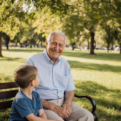 편안한 캐주얼 복장을 한 70대 백인 남성이 잔디가 푸르고 나무가 있는 공원에서 손자를 사랑스럽게 바라보며 미소 짓고 있는 순간을 반신 샷으로 포착한 이미지. 따뜻한 날씨 속에서 즐거운 분위기가 느껴진다.